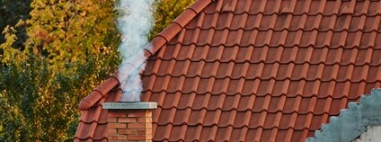 Kouř z komína domu Foto: Depositphotos
