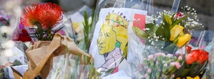 Květiny přinesené k Buckinghemskému paláci k uctění královny Foto: Depositphotos