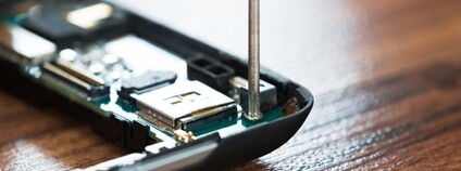 Oprava mobilního telefonu Foto: Depositphotos