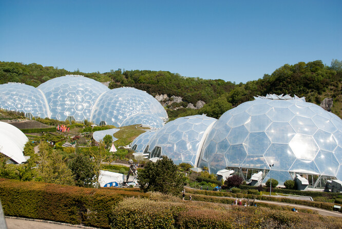 Eden Silesia je inspirovaný Eden Projectem (na obrázku), který vznikl na území po těžbě kaolinu v anglickém hrabství Cornwall, tedy v prostředí podobném současnému Karvinsku.