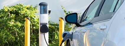 Nabíjející se elektromobily Foto: Depositphotos
