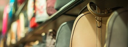 Kabelky v regálu Foto: Depositphotos