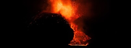 Erupce sopky a láva Foto: Depositphotos
