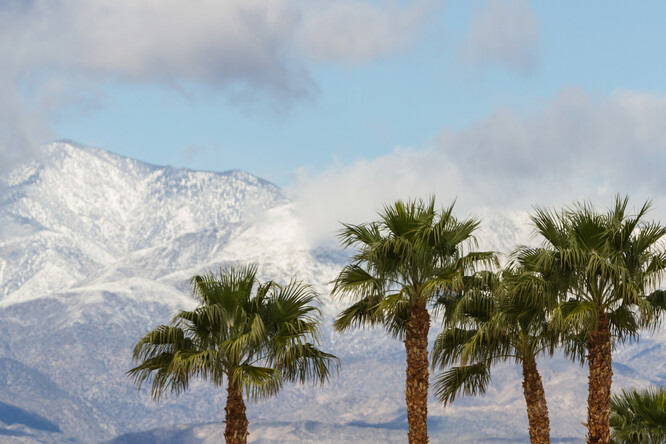 Kalifornii podobně jako další západoamerické státy v posledních letech trápí vážný nedostatek vláhy, v posledních měsících ji však 17krát zasáhl fenomén označovaný jako atmosférická řeka. To je termín pro proudění přinášející vlhký vzduch ze subtropických oblastí, jehož kontakt s pevninou vede k silným srážkám.