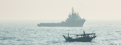 Rybářská loď a malá loď na moři Foto: Depositphotos