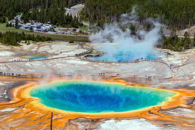 Grand Prismatic Spring v Yellowstonském národním parku je největší termální pramen ve Spojených státech a třetí největší na světě, po Frying Pan Lake na Novém Zélandu a Boiling Lake v Dominice.