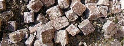 Rozházené dlažební kostky Foto: Depositphotos