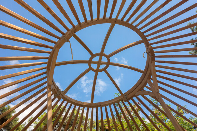 Glampingové ubytování je podle Stuchla luxusní ubytování v souladu s přírodou, často na specifickém místě a nejlépe daleko od civilizace. Na ilustračním obrázku stavba jurty.