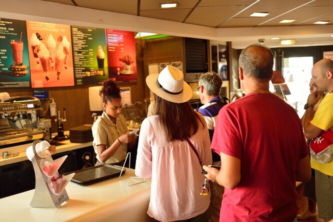 Organizace Zero Waste France argumentovala tím, že přímo u stolů v provozovnách vznikne 55 % objemu fast foodových odpadů a jen McDonald´s obsluhováním zákazníků takto přispěl Francii jedním kilogramem odpadů každou sekundu.