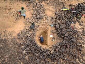 Lapací jáma, do které zvěř padala. Snímek pochází z východního Jordánu.