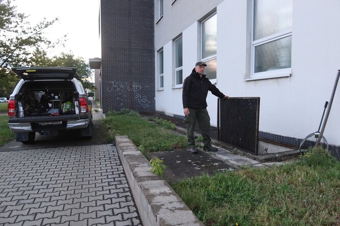 Záchrana mláděte drozda kvíčaly spadlého do zamřížované šachty