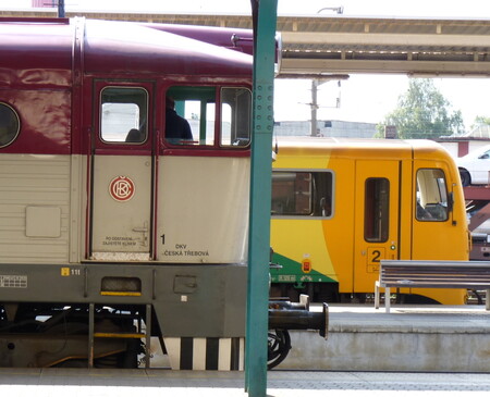 Místo výstavby protihlukových stěn podél tratí by se prý ušetřené miliardy mohly využít na podporu vozového parku