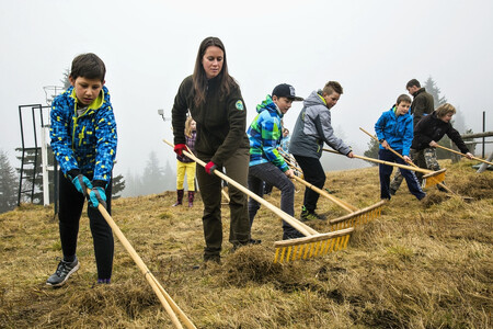 Akce hrabání luk školáky má více než desetiletou tradici a každoročně se do ní v dubnu zapojí několik stovek dětí.