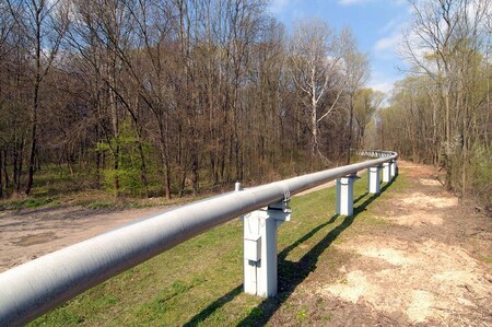 Ruská ropa proudící do Evropy byla v druhé polovině dubna znečištěna vysokou hladinou organických chloridů. Podle analytika firmy Energy Aspects Christophera Hainese mohlo být znečištěno asi 30 milionů barelů ropy, dost na to, aby se vešla do 15 supertankerů. / Ilustrační foto