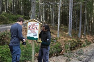 Správa NP Šumava uzavřela dvě turistické trasy na Novopecku, a to část Medvědí cesty ze Smolné Pece do Jeleních Vrchů, která vede kolem Medvědího kamene (bez omezení je Medvědí stezka z Ovesné do Jeleních Vrchů a zpět) a část cesty podél Schwarzenberského kanálu z Jeleních Vrchů k Rosenauerově kapli. Uzavírka potrvá do odvolání, nejdéle však do 30.6.2018. Důvodem uzavírky je trvající zpracovávání polomového dříví po větrných bouřích z loňského roku a s tím spojený pohyb velkého množství techniky, zejména odvozních souprav.