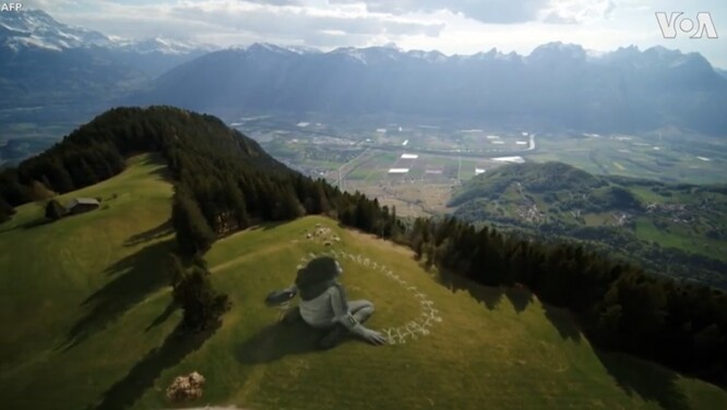 Nejnovější dílo s názvem Po krizi se vyjímá na mýtině ve švýcarském lyžařském středisku Leysin, nedaleko francouzských a italských hranic.