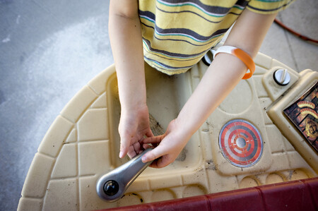 Náramek, vyvinutý Oregonskou státní univerzitou, má porézní povrch, který napodobuje buňku  a absorbuje chemikálie, kterým jsou lidé vystaveni ve svém prostředí. U vrácených náramků pak vědci určili 1200 chemikálií, které se mohou v lidském těle akumulovat.