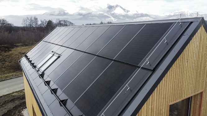 Integrovaná fotovoltaická střecha ve Velké Lomnici.