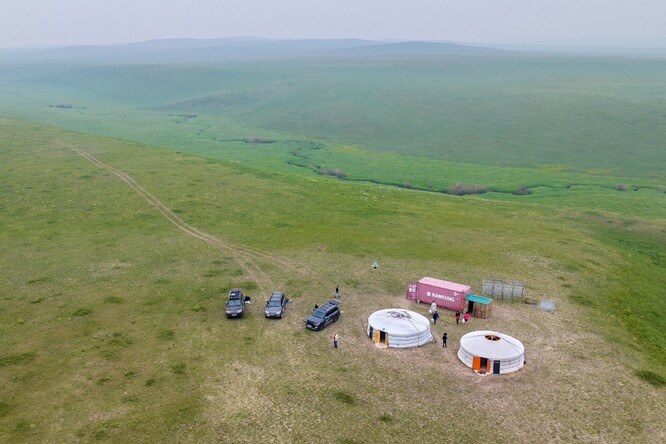 Letecký pohled na základnu v Údolí klášterů, v pozadí Potok Jižního kláštera.