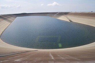 Pohled na horní nádrž přečerpávací elektrárny.