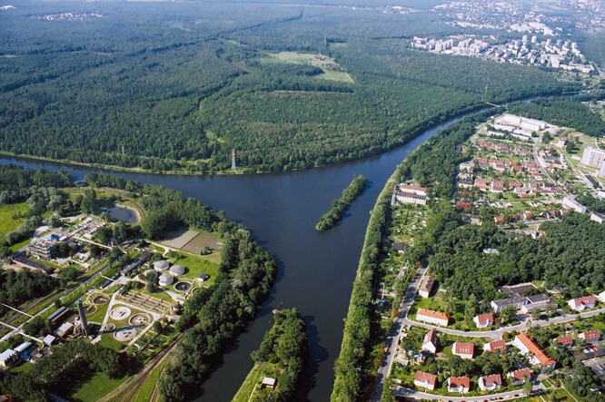 Na tomto místě u obce Nowa Wieś v blízkosti města Kędzierzyn se uskutečnil dne 8. prosince 1939 slavnostní výkop průplavu Odra-Dunaj. Na Hlivický (Gliwický) průplav navazuje širokým ústím 6 km dlouhý úsek průplavu Odra-Dunaj, používaný jako odbočka přístavu chemického kombinátu v Kędzierzynu.