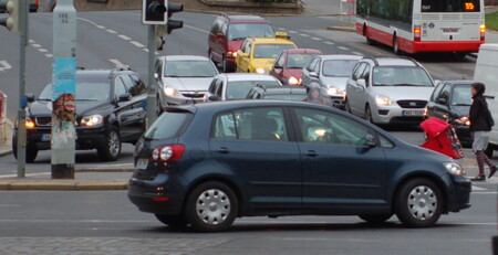 Celkový počet aut na českých silnicích loni přesáhl 5,5 milionu. Množství osobních vozů v registru vozidel se meziročně zvýšilo o 224.000 na 5,593 milionu na konci prosince 2017. Průměrné stáří aut v Česku se meziročně zvýšilo ze 14,48 roku na 14,62 roku. Od roku 2011 vozový park zestárl téměř o jeden rok. / Ilustrační foto dopravy v Praze