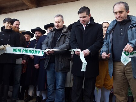 Ministr Richard Brabec spolu s ředitelem AOPK ČR Františkem Pelcem a starostou Klenčí pod Čerchovem Janem Bozděchem otvírají nové návštěvnické středisko v síti Dům přírody.