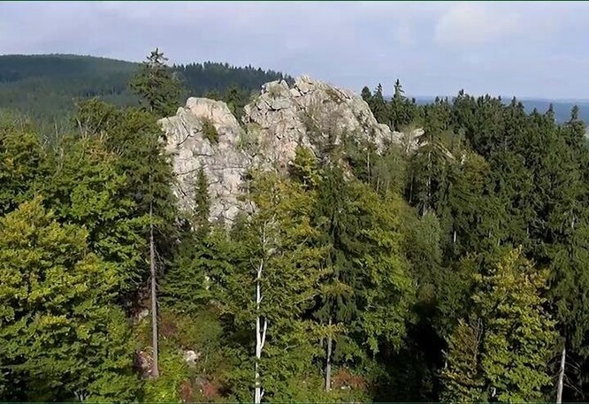 Na své si díky rulovým skalním útvarům přijdou i milovníci horolezectví. K nejvíce využívaným terénům patří Drátník a Čtyři palice, bez omezení je možno lézt podle Správy CHKO na Vávrově skalce, Rozštípené skále a na některých útvarech Devíti skal, Malínské skály a Milovských Perníčků. Skály se nacházejí severně od Nového Města na Moravě.