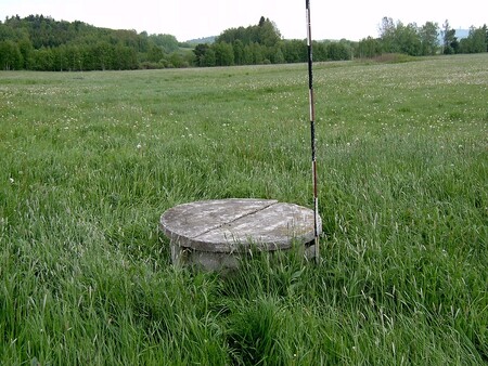 V současnosti jsou objekty odvodňovacích staveb často zanedbané (ucpané drény, výustě, zazemněné a rozbité šachtice), ať již z důvodu stárnutí, mechanického poškození nebo absence údržby. Ilustrační snímek.