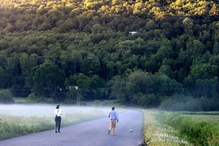 Andrew Wilson testuje použitelnost běžně dostupného dronu, ke kterému je pomocí rybářského vlasce připevněn rekordér.