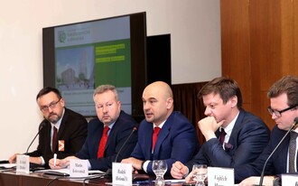 Seminář Dřevo - strategická surovina českého průmyslu se konal 14. listopadu v Poslanecké sněmovně Parlamentu ČR. Pořádali ho poslanci Martin Kolovratník, Radek Holomčík a Vojtěch Munzar ve spolupráci s ministrem průmyslu a obchodu Karlem Havlíčkem a ministrem životního prostředí Richardem Brabcem, Faklutou lesnickou a dřevařskou ČZU v Praze a Lesniskou a dřevařskou fakultou Mendelovy univerzity v Brně.