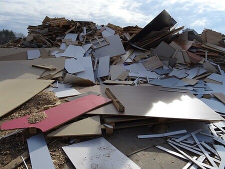 ČIŽP uložila pokutu 150.000 korun firmě GSIS Production z Dýšiné u Plzně. Výrobce pelet nedovoleně skladoval dřevěný odpad na venkovní ploše v rozporu s provozním řádem.