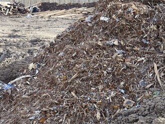 Skladování odpadu na venkovní ploše mimo určenou halu.