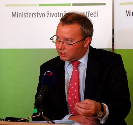 Tomáš Chalupa právě vysvětluje, kolik asi Česko utrží v roce 2013 na aukci povolenek. V tom lepším případě to bude přes 6 miliard.