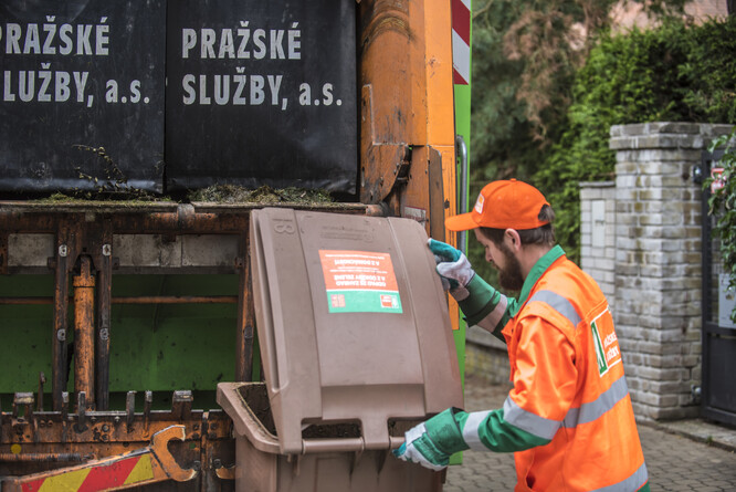 Do biopopelnice je možné odhazovat trávu, listí, zbytky ovoce a zeleniny, čajové sáčky, kávovou sedlinu, zbytky rostlin, zeminu z květináčů, plevel, drny se zeminou, košťály, štěpku z větví a keřů, piliny, hobliny, kůru, seno a slámu.