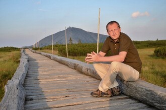 Robin Böhnisch ve své diplomové práci počítal semenáčky buku v Rýchorském lese. Na snímku v Krkonoších