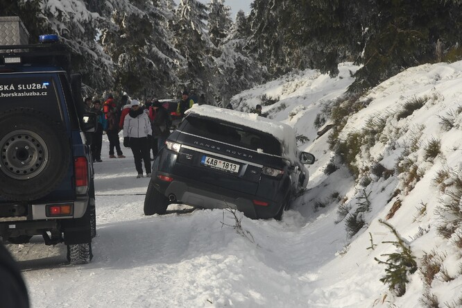 Auto musela vyprostit horská služba.