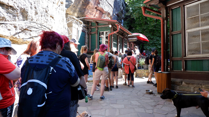 Fronta před pokladnou u vstupu na Pravčickou bránu, jednoho z mála chráněných míst v ČR, kde se vybírá vstupné.