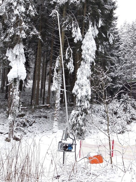 Pochybení při odběru vody kvůli zasněžování na Klínovci (na obrázku) způsobila propadlá platnost povolení. Nedostatek už byl odstraněn.