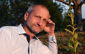 Jindřich Duras. Hydrobiolog, který se přes 30 let věnuje limnologickým tématům ve státním podniku Povodí Vltavy. Zaměřuje se na hydrobiologii, fosfor a eutrofizaci, včetně protieutrofizačních projektů, acidifikace, chování vodních nádrží, transport látek, zejména živin v povodích, problematiku rybníků a jejich využívání. V posledních letech také řeší uvedená témata na poli plánování v oblasti vod. Je členem mezinárodních komisí pro otázky živin, pravidelně přednáší na Západočeské univerzitě v Plzni.