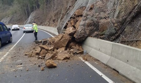 Na silnici I/20 u březovské přehrady u Karlových Varů se v sobotu zřítila část skály nad silnicí.