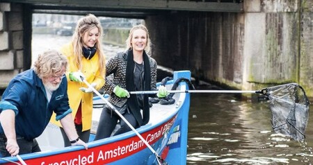 Tito cestující mají jediný cíl: nasbírat co nejvíce odpadků během dvouhodinové jízdy loďkou na jedné z hlavních turistických atrakcí města, jehož jedna část je zanesena na seznamu světového dědictví UNESCO.