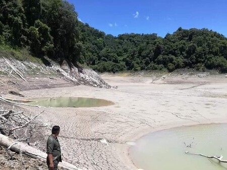 V Lakandonském deštném pralese na jihu Mexika vyschlo několik tyrkysových lagun, které do oblasti lákají turisty.