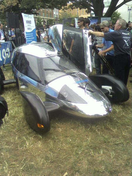 Celý vůz (na obrázku), který jedni přirovnávají k vrtulníku, jiní k vejci na kolečkách, váží 376 kg.