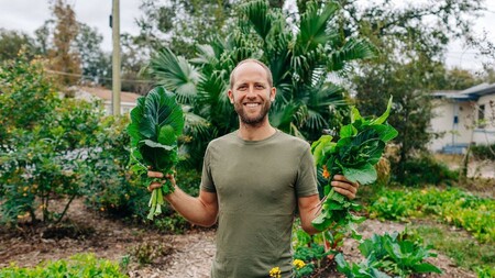 Američan Rob Greenfield je třiatřicetiletéý aktivista, který jezdí převážně stopem, tím omezuje uhlíkovou stopu. Už celý rok nevydal ani cent za potravu. Jedl jen to, co si sám vypěstoval na své zahrádce, co vylovil z vody nebo co sesbíral na okraji silnic.