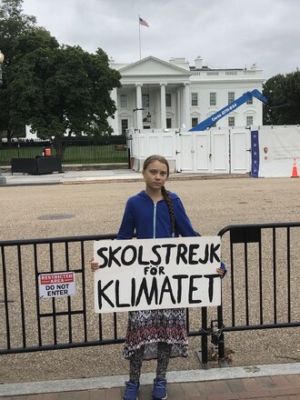 Demostrace u Bílého domu ve Washingtonu.