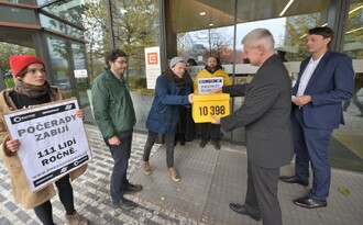 Happening proti prodeji Počerad.