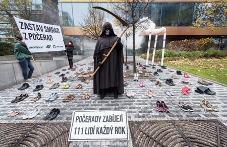 Doutnající makety komínů a člověk v kostýmu smrtky s kosou byli součástí happeningu, jímž zhruba tři desítky lidí včera v Praze protestovaly proti tomu, aby ČEZ prodal hnědouhelnou elektrárnu Počerady společnosti Sev.en Energy finančníka Pavla Tykače.