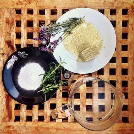 Mýdlo nastrouhejte, rozpusťte v horké vodě, pak pomalu přidávejte sodu a nakonec až voda vychladne, esenciální kapičky. Před použitím protřepat!