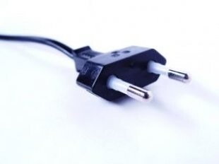 Vicepremiér a ministr průmyslu Karel Havlíček (za ANO) zároveň připravuje návrh kompenzace vysokých cen energií. Ten by se měl týkat 4,3 milionu domácností. Kabinet by jim měl odpustit poplatky za obnovitelné zdroje energie. Činit by to mělo téměř 1500 korun na domácnost na rok